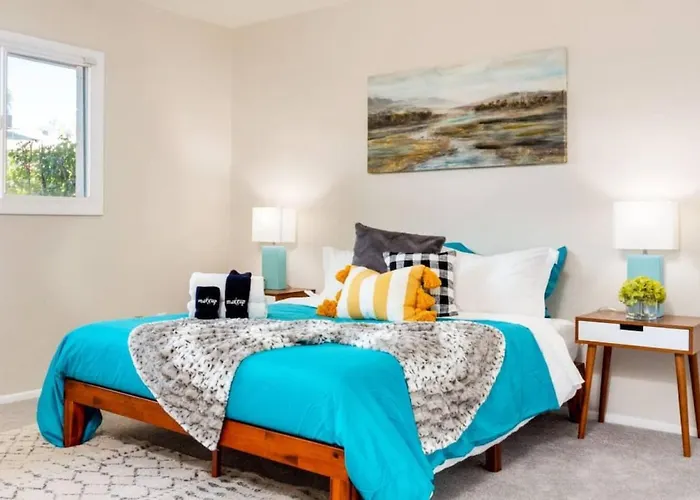 Cozy, Getaway! Prime Location, Sleeps 8