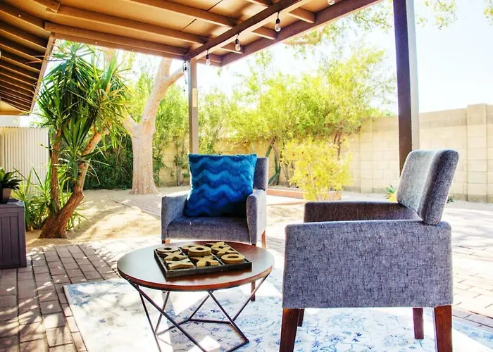 Cozy, Getaway! Prime Location, Sleeps 8 *